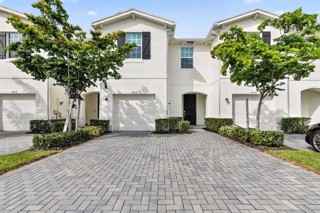 3-bedroom Property — 4168 Lagoon Shore Drive