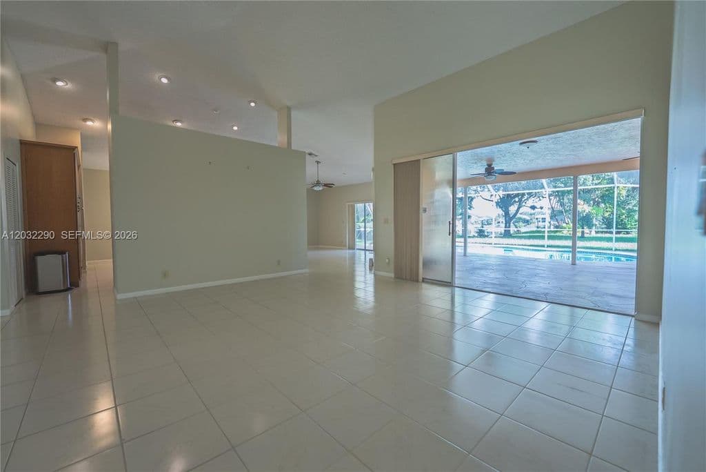 4+1 Müstakil ev — 8269 NW 40th Ct