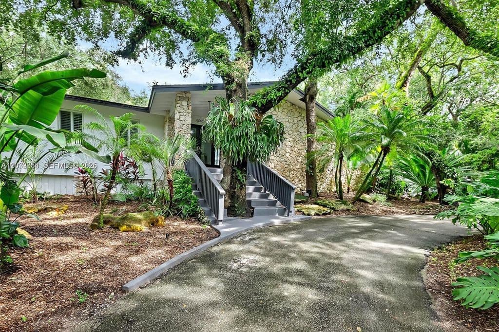 5-bedroom Single-Family Home — 6565 SW 134th Dr