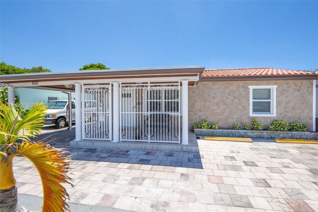 3+1 Müstakil ev — 1520 N Andrews Ave