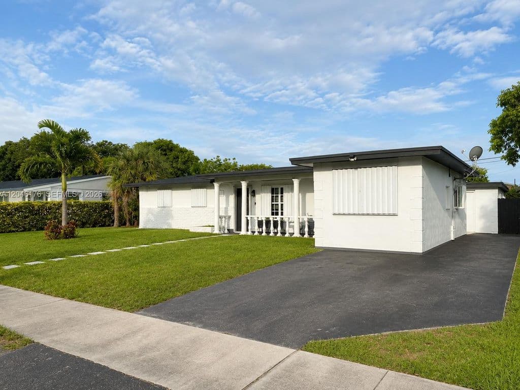 5+1 Müstakil ev — 17130 NW 42nd Ct