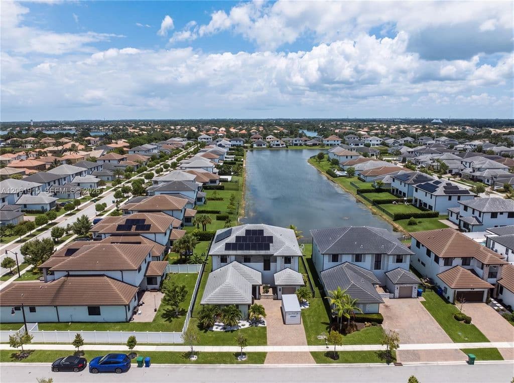 4+1 Müstakil ev — 17765 SW 45th St