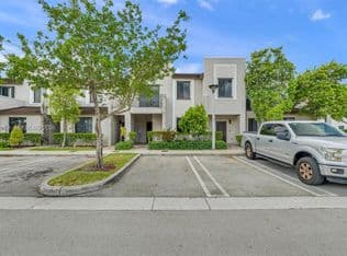 3+1 Townhouse — 582 NE 207th St, Miami, 33179