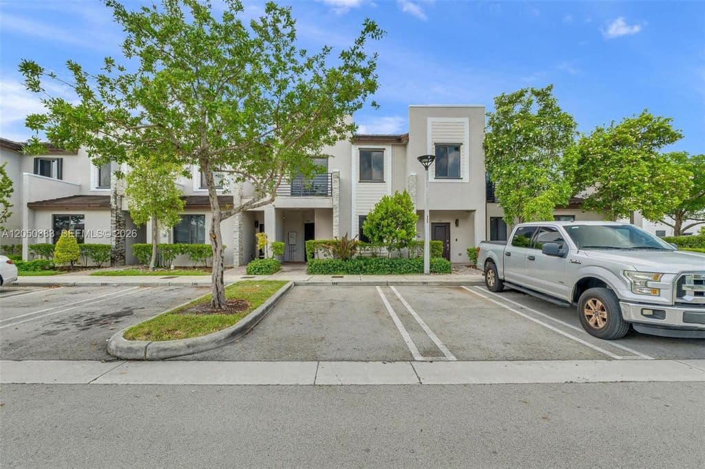 3+1 Mülk — 582 NE 207th St