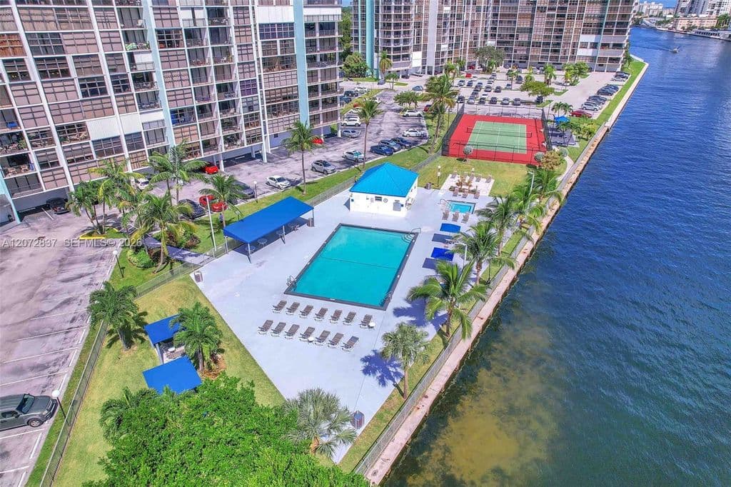 2-bedroom Condo — 200 Leslie Dr APT 818