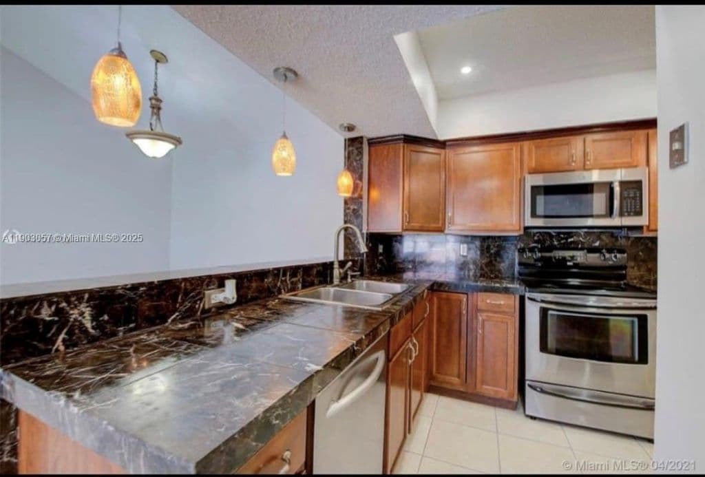 2-bedroom Condo — 18850 NW 57th Ave APT 306