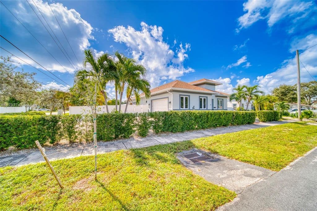 3+1 Müstakil ev — 207 SW 11th St