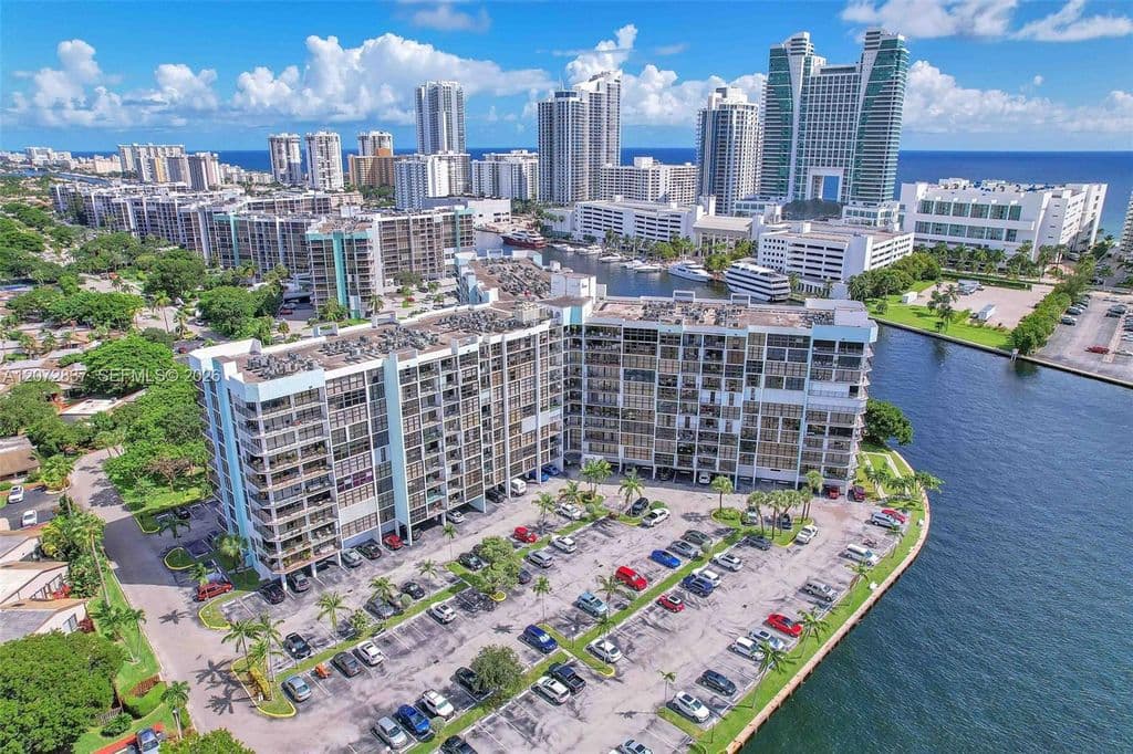 2-bedroom Condo — 200 Leslie Dr APT 818