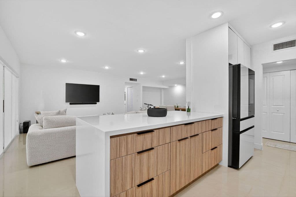 2-bedroom Condo — 6335 Longboat Lane W #E104
