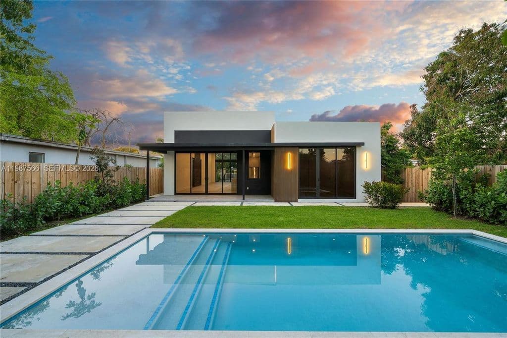 5+1 Müstakil ev — 412 NW 47th St