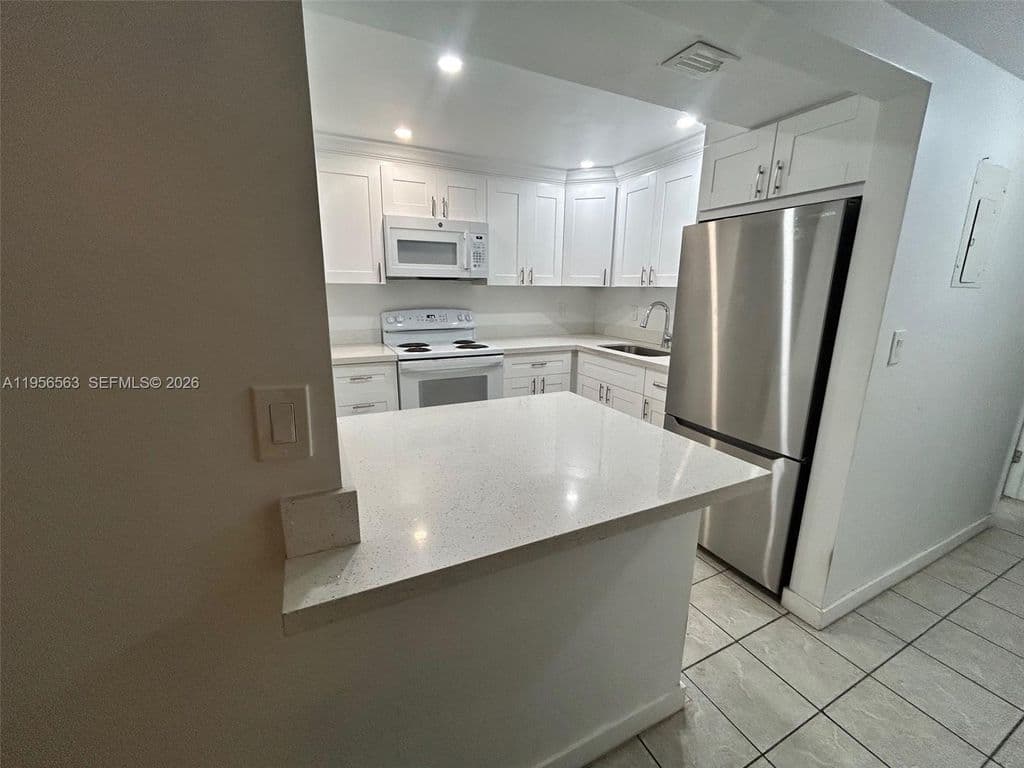 2+1 Condo — 815 SW 30th St APT J