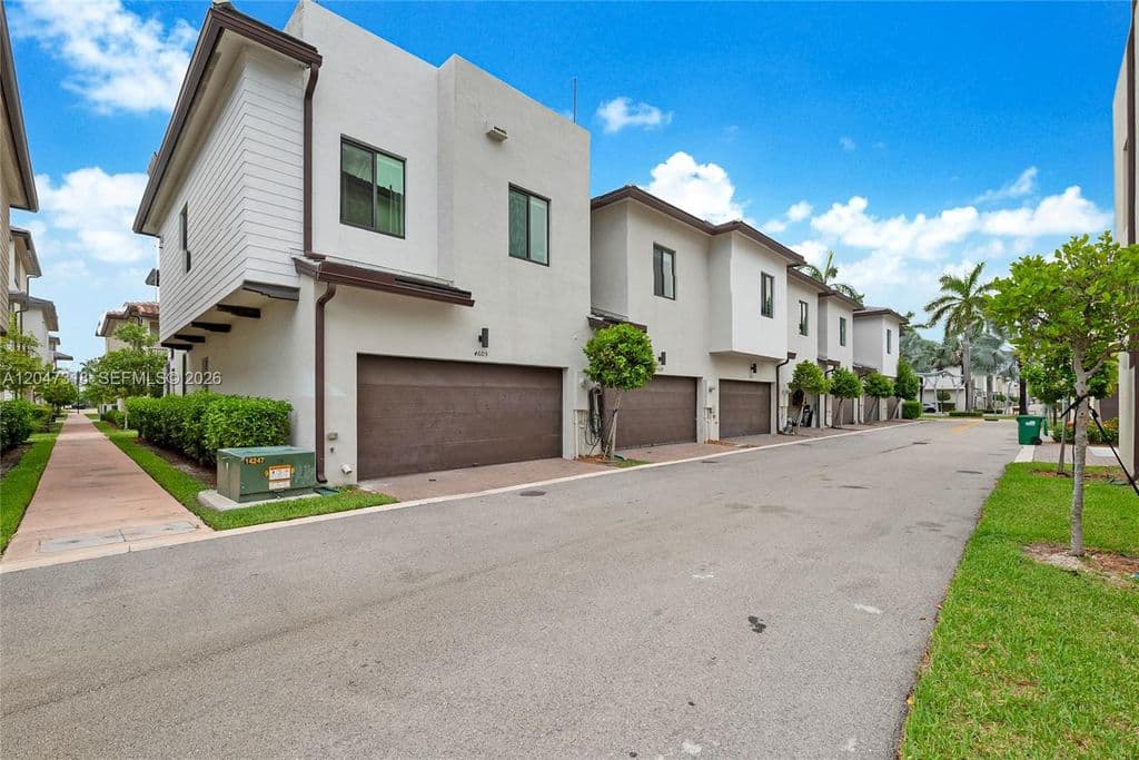 4+1 Müstakil ev — 4605 NW 83rd Path
