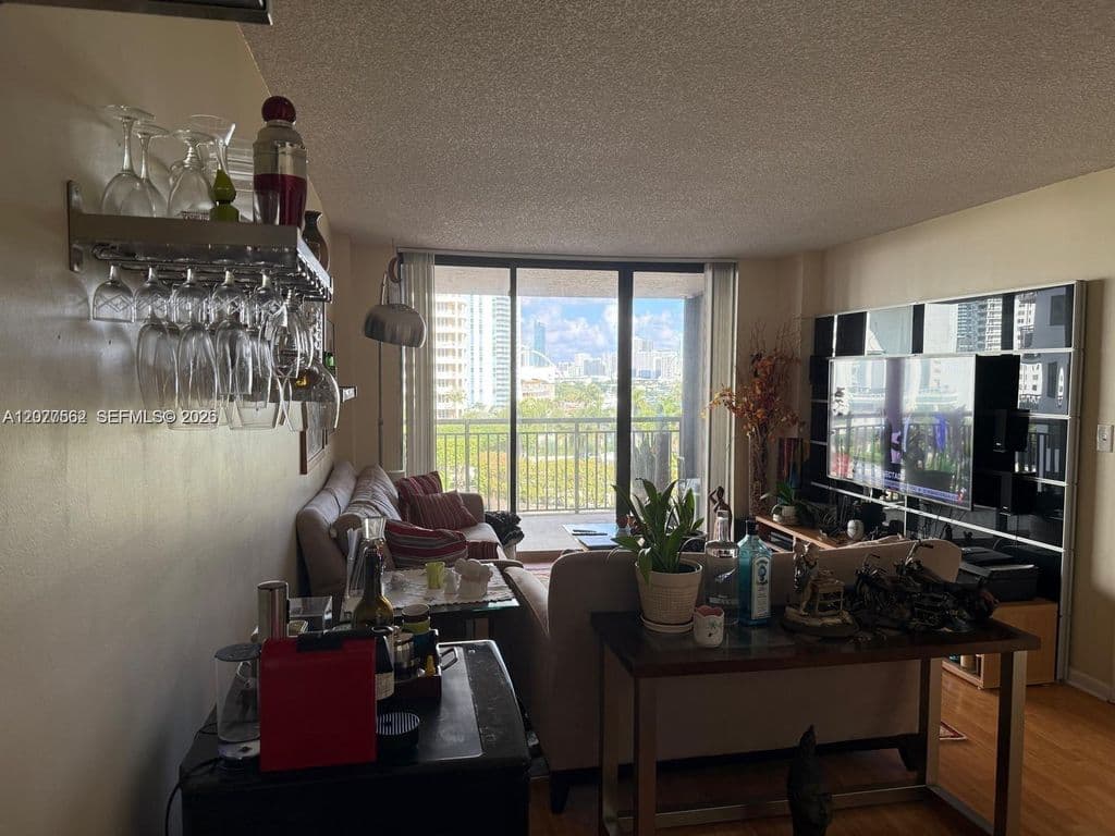 1+1 Condo — 540 Brickell Key Dr APT 910