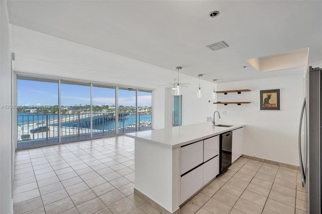 2+1 Condo — 7601 E Treasure Dr APT 717