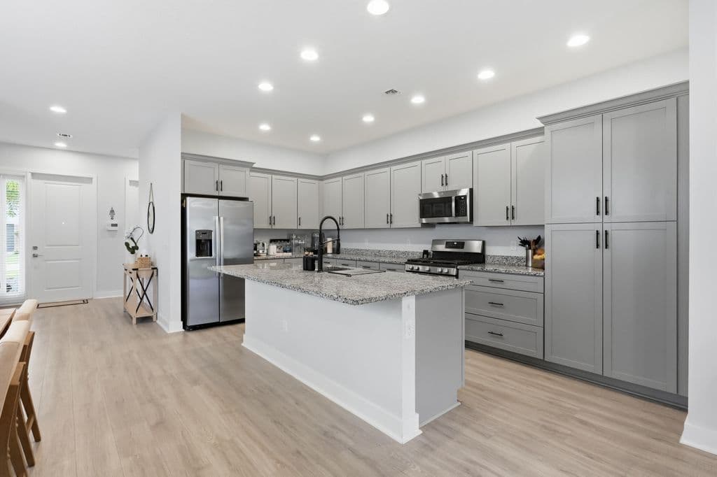 5-bedroom Single-Family Home — 16210 Sandy Shore Drive