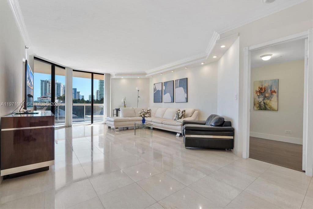 2-bedroom Condo — 20191 E Country Club Dr APT 510