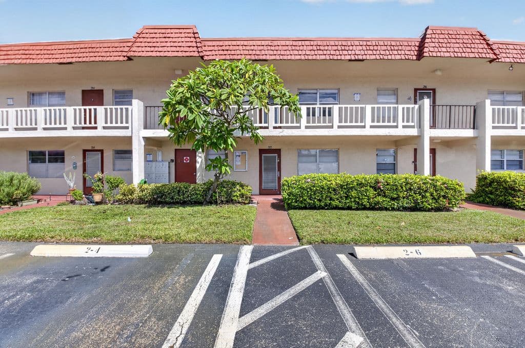 1+1 Condo — 2 Abbey Lane #205