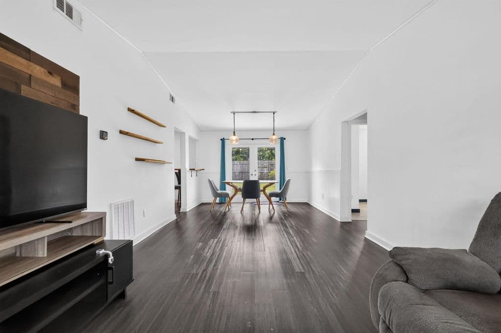 2-bedroom Single-Family Home — 5258 Canal Circle W