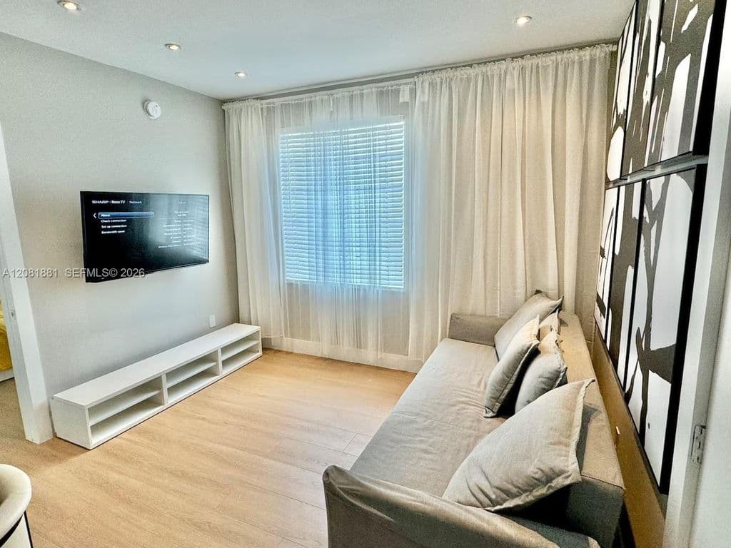 2-bedroom Condo — 750 Collins Ave APT 206