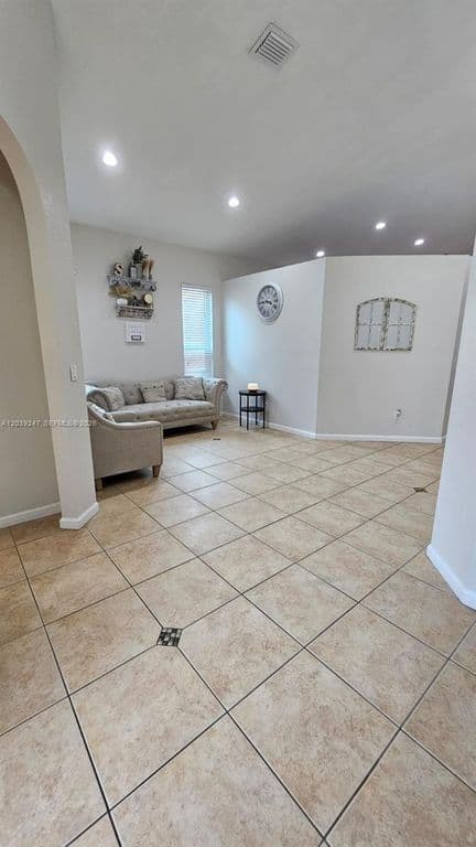 5-bedroom Single-Family Home — 4120 NE 22nd Ct