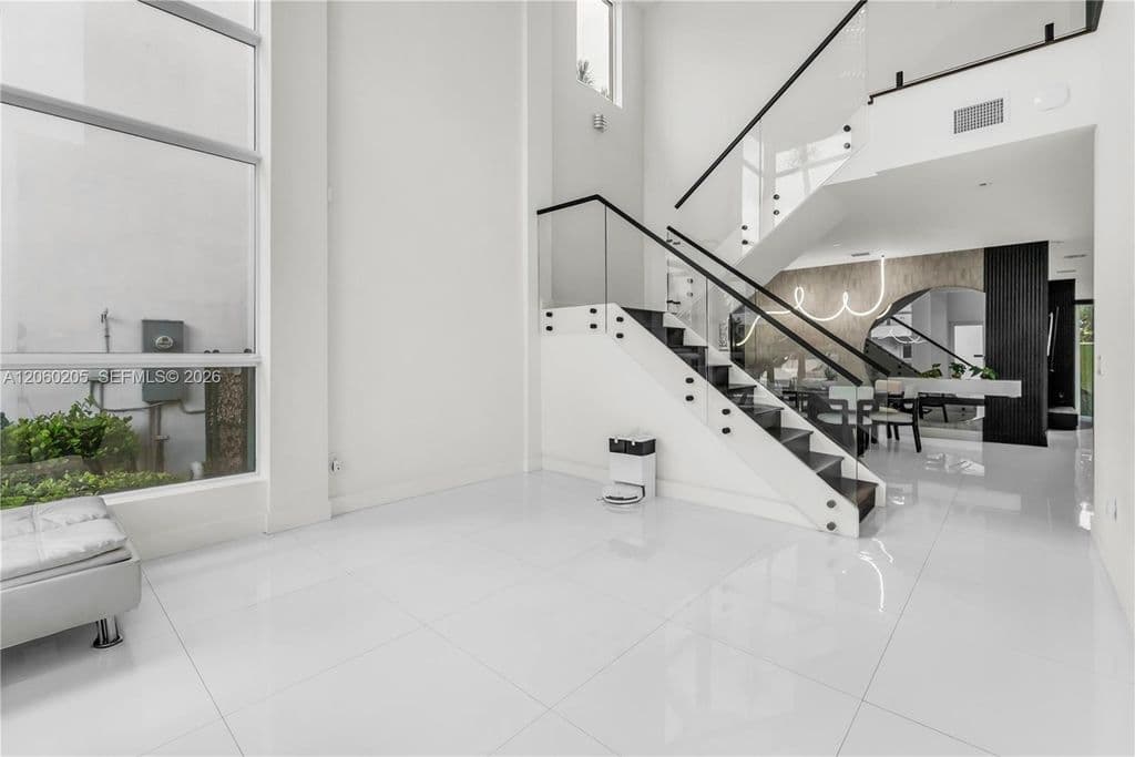 5-bedroom Single-Family Home — 9730 NW 74th Ter