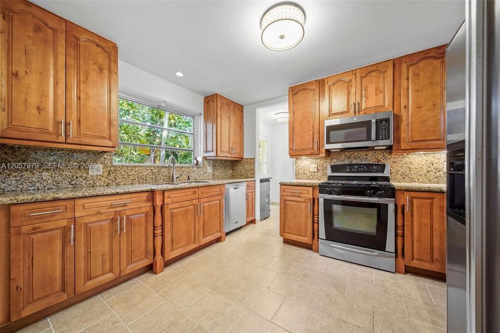 4+1 Müstakil ev — 5842 Alton Rd