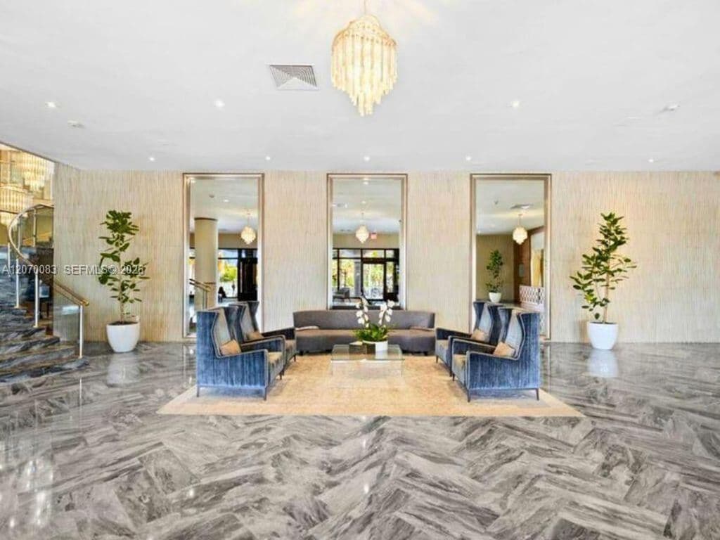 1+1 Mülk — 5401 Collins Ave APT 144