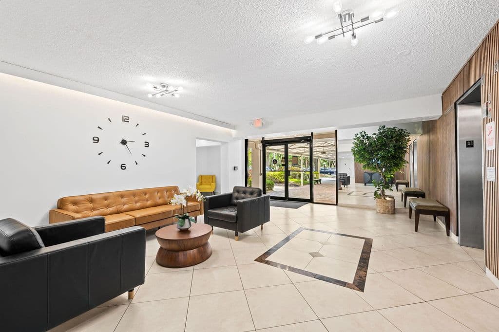 3-bedroom Condo — 3960 Oaks Clubhouse Drive #304