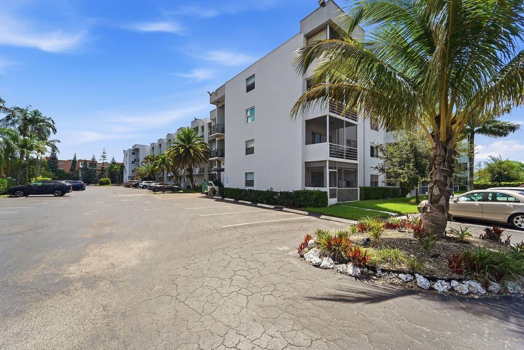 2+1 Condo — 3000 E SUNRISE LAKES Drive E #223