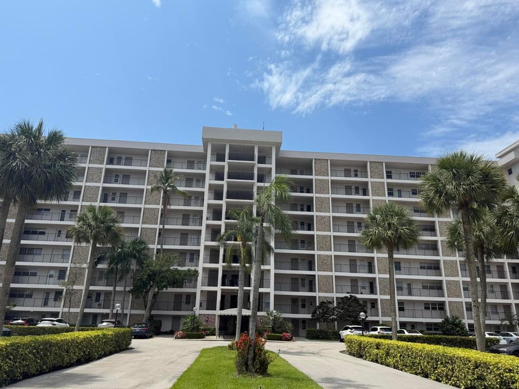 1-bedroom Condo — 3150 N Palm Aire Drive #804