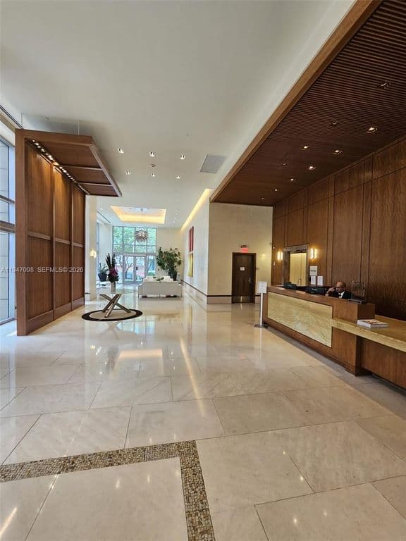 2+1 Condo — 1060 Brickell Ave APT 1917
