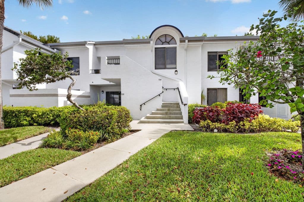 2-bedroom Condo — 7563 Glendevon Lane #1306