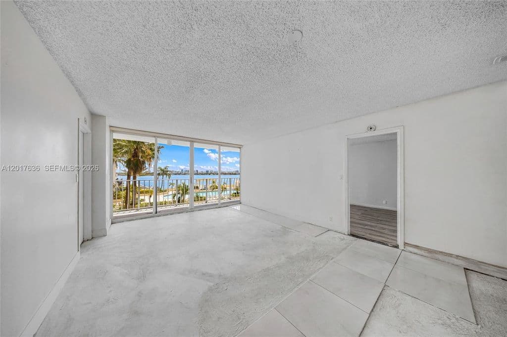2+1 Condo — 7601 E Treasure Dr APT 609