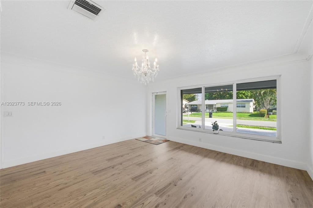 4+1 Müstakil ev — 2780 NW 25th St