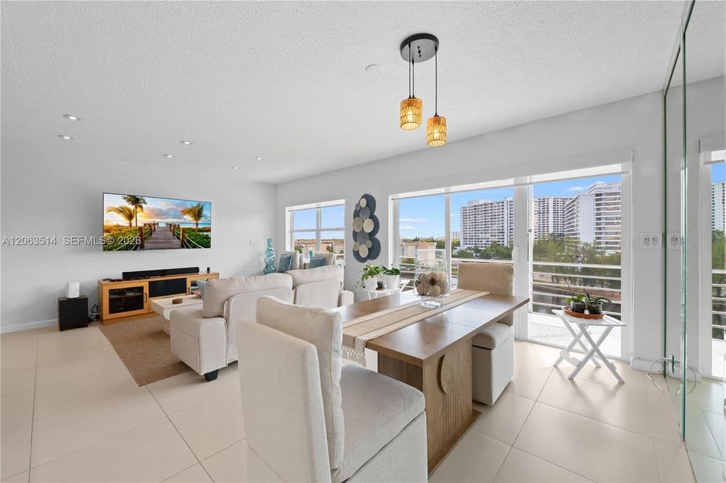 2+1 Condo — 400 Diplomat Pkwy APT 704