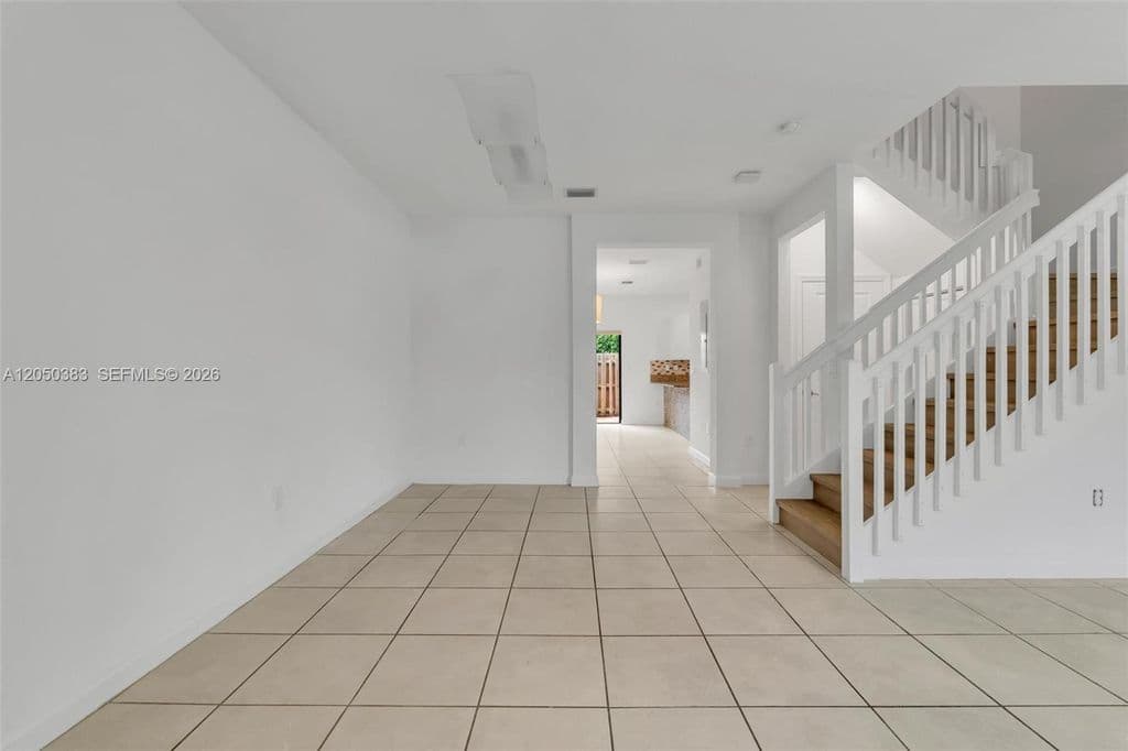 3+1 Mülk — 582 NE 207th St