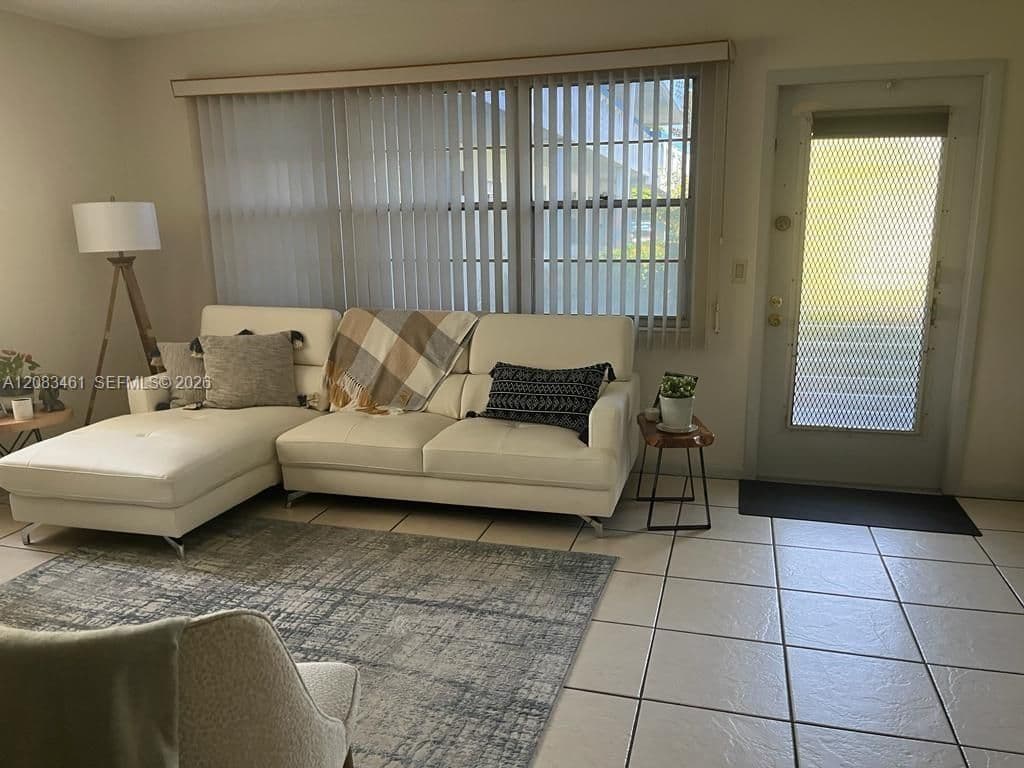1+1 Condo — 288 Tilford N #288