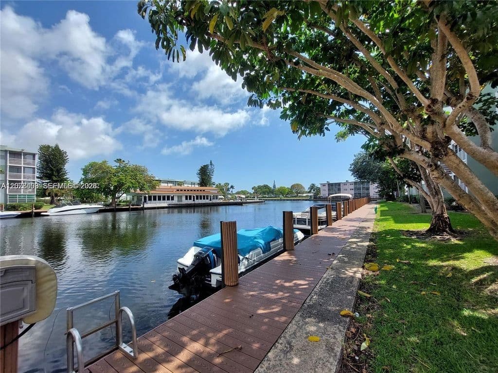 1+1 Condo — 2741 Taft St APT 212