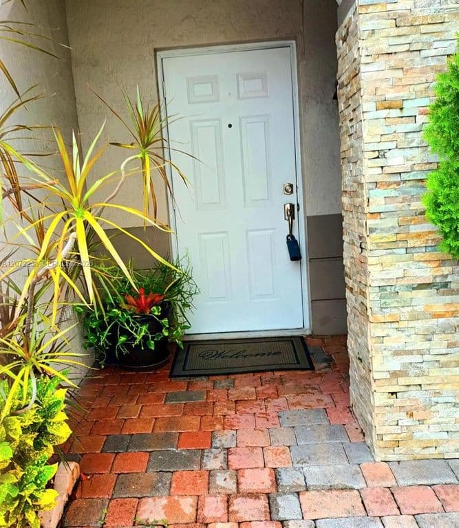 3+1 Mülk — 8351 SW 124th Ave APT 106