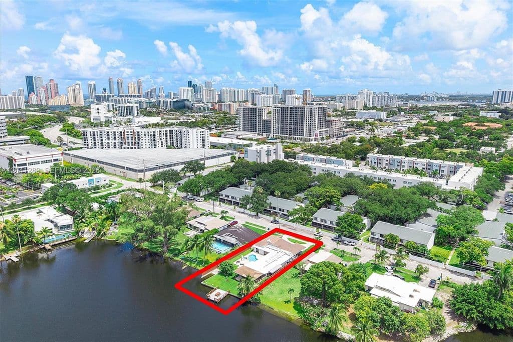 5+1 Müstakil ev — 2531 NE 195th St
