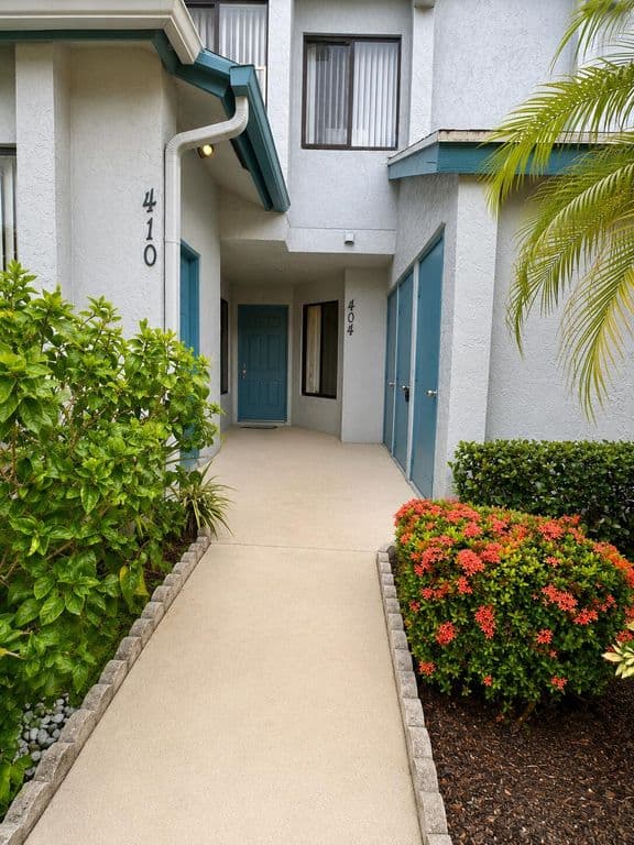 2-bedroom Condo — 404 HARBOUR POINTE Way
