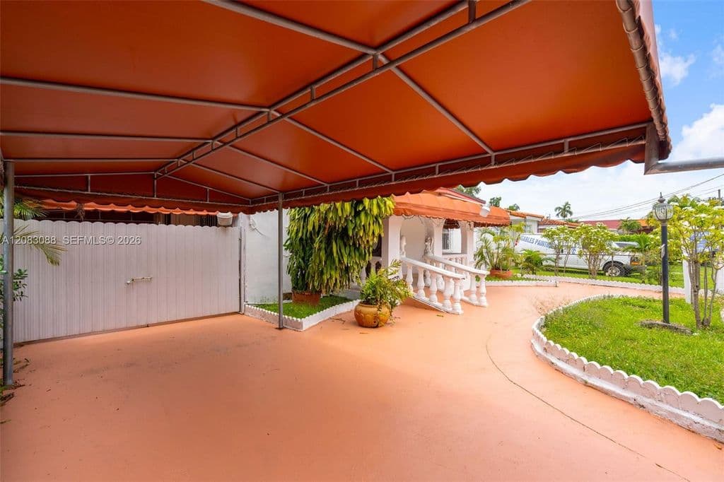 5+1 Müstakil ev — 615 SW 62nd Ct