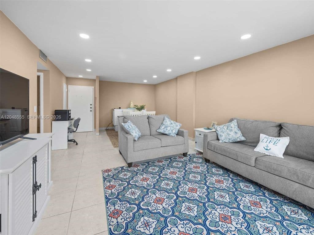 1+1 Condo — 322 Buchanan St APT 703