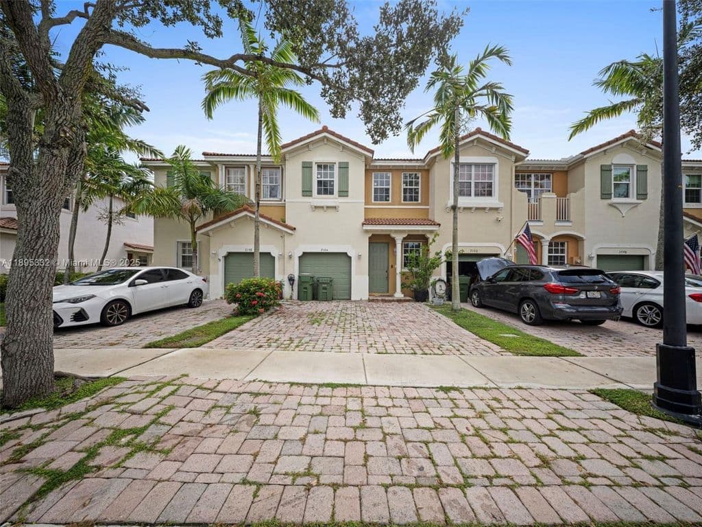3+1 Mülk — 2104 NE 3rd Ct