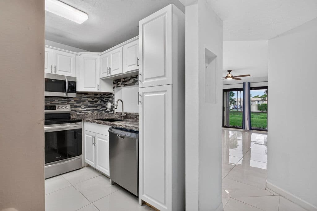 2-bedroom Condo — 5540 Lakeside Drive #102