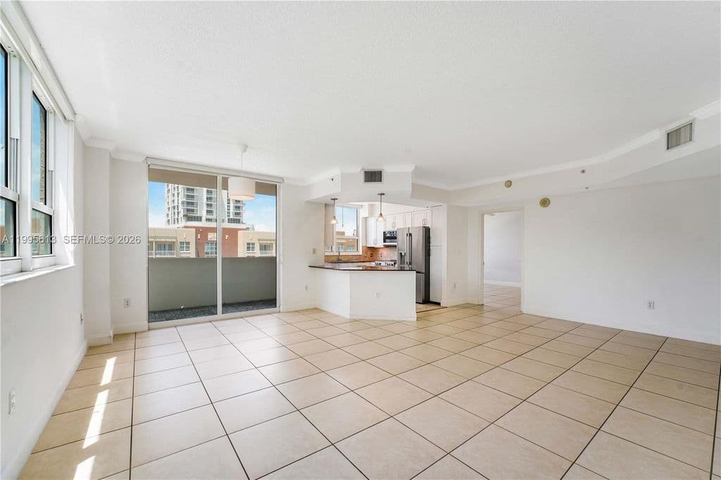 3-bedroom Condo — 2000 N Bayshore Dr APT 702