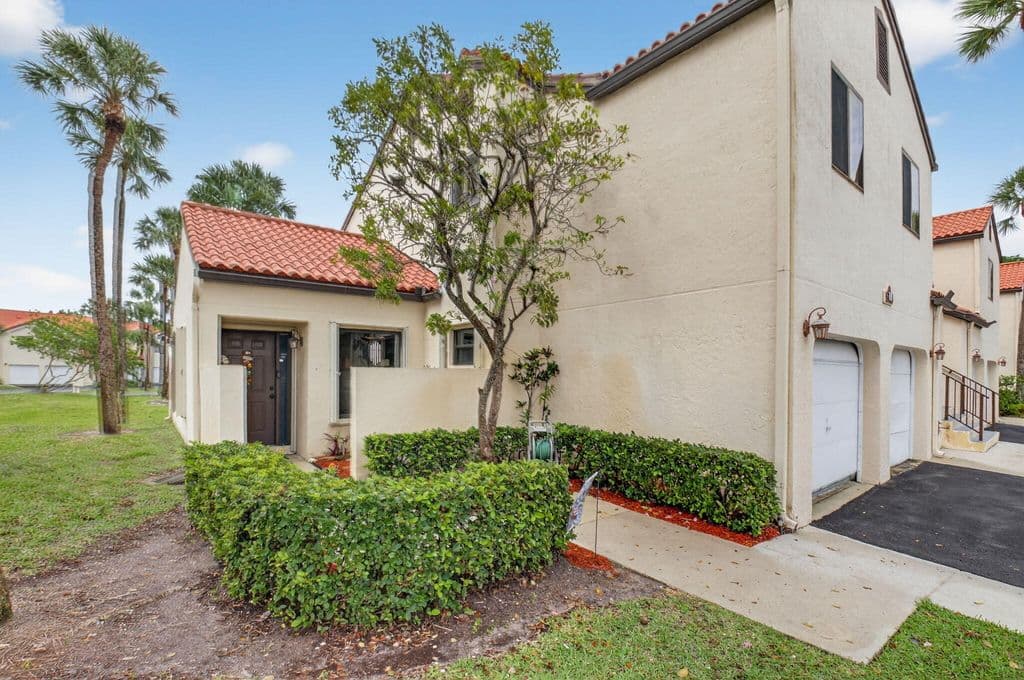 2-bedroom Condo — 10 Vía De Casas Sur #101