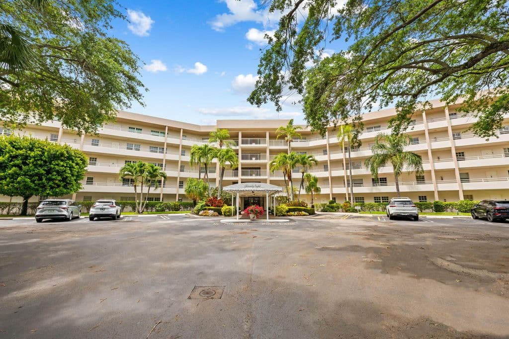 3-bedroom Condo — 3960 Oaks Clubhouse Drive #304