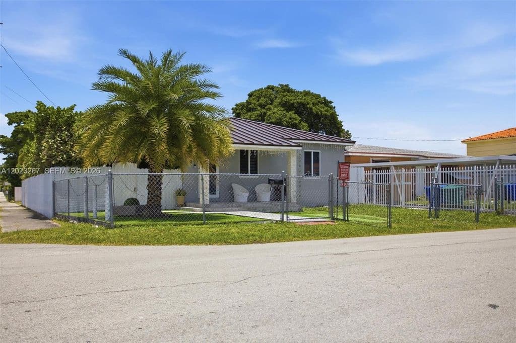 5+1 Müstakil ev — 301 SW 36th Ave