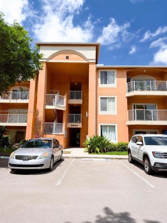 2+1 Condo — 6960 SW 39th St APT E102